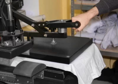 Persona aplicando calor para plasmar el vinilo